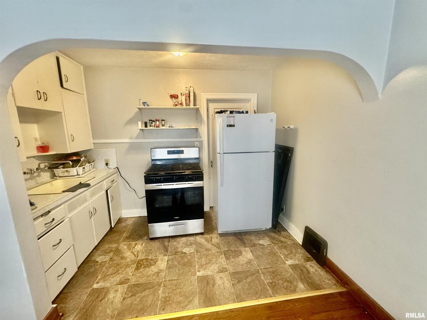205 S 6TH Street
