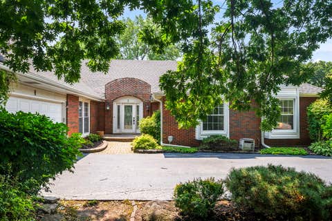 Tiny photo for 1 Oak Creek Road, Rolling Meadows, IL 60008 (MLS # 12691445)
