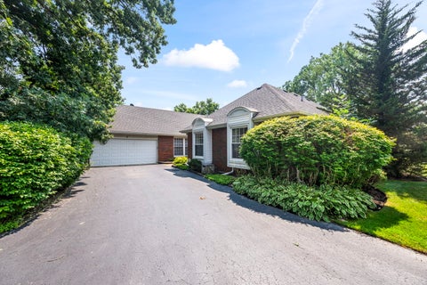 Photo of 1 Oak Creek Road, Rolling Meadows, IL 60008 (MLS # 12691445)