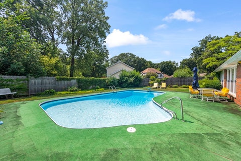 Tiny photo for 1 Oak Creek Road, Rolling Meadows, IL 60008 (MLS # 12691445)