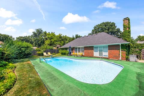 Tiny photo for 1 Oak Creek Road, Rolling Meadows, IL 60008 (MLS # 12691445)