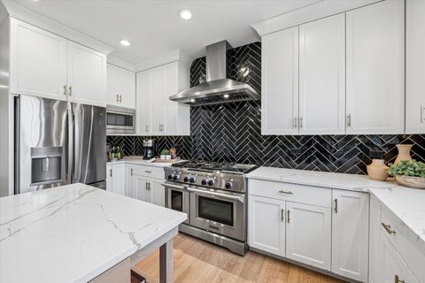 Tiny photo for 383 N Larch Avenue, Elmhurst, IL 60126 (MLS # 12616899)