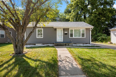 Photo of 940 31st Street, Bettendorf, IA 52722 (MLS # 12747468)