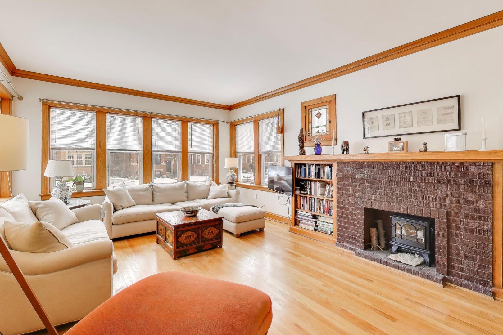 2036 W Farragut Avenue