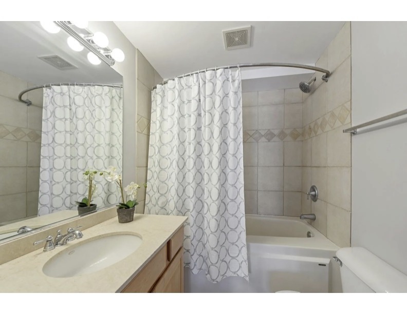 6 S Laflin Street 110S