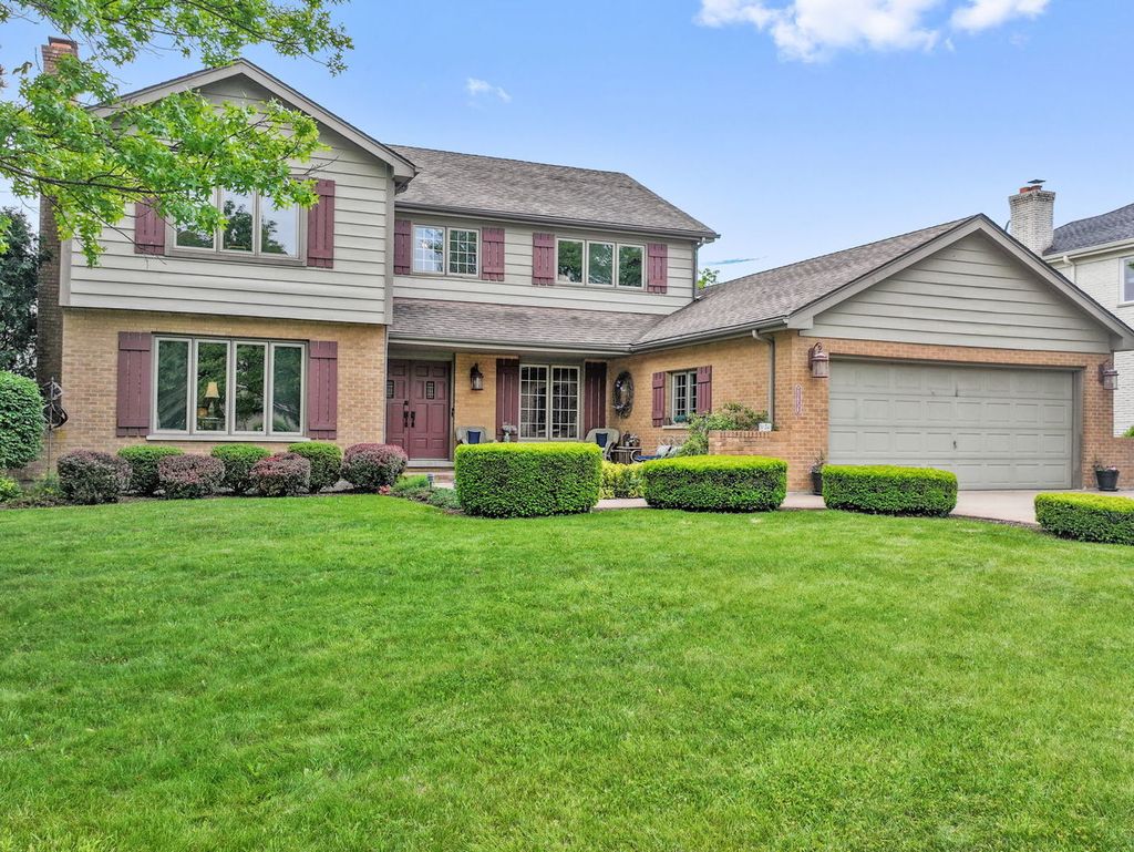Photo for 2s658 Avenue Vendome, Oak Brook, IL 60523 (MLS # 12506844)