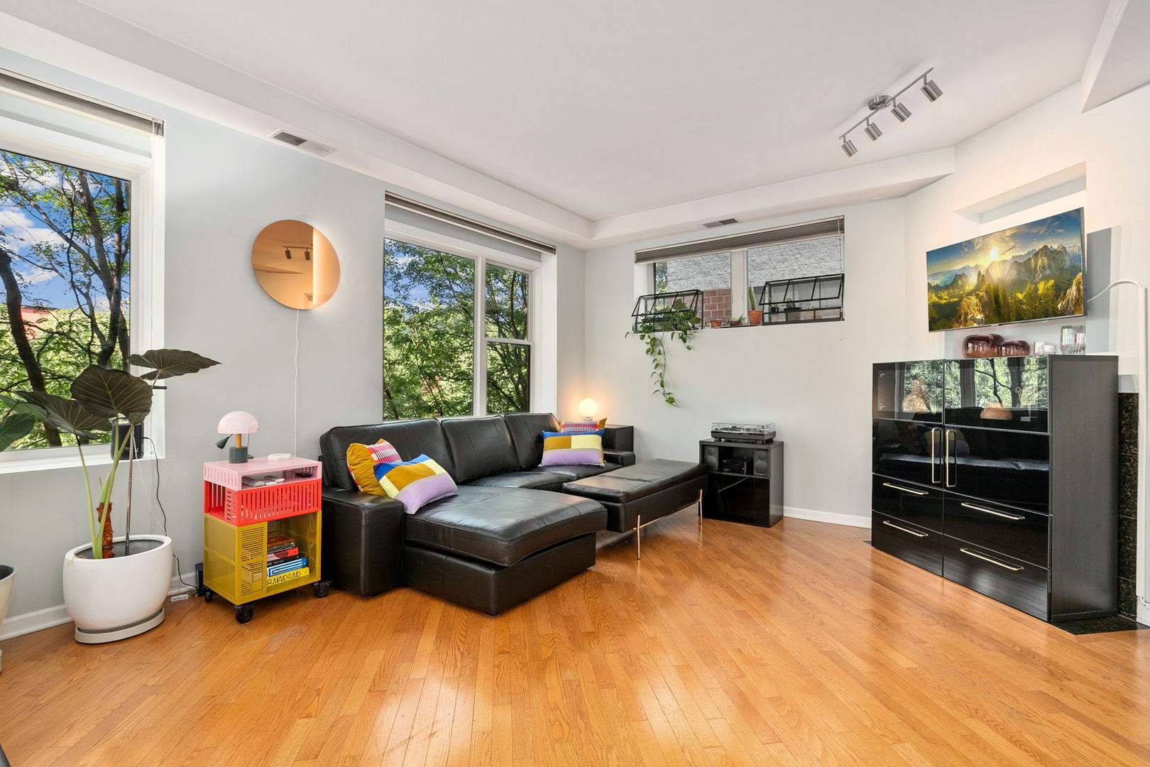 2337 W Wolfram Street 411