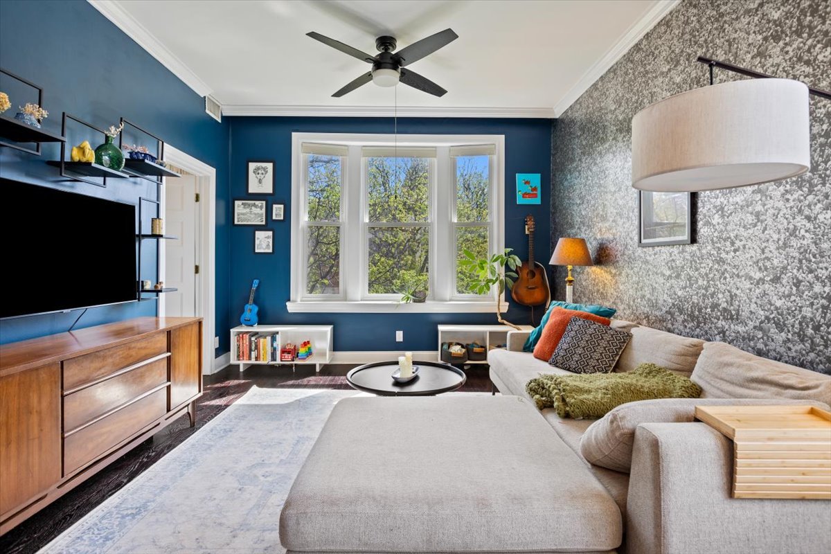 2328 N Oakley Avenue 3E