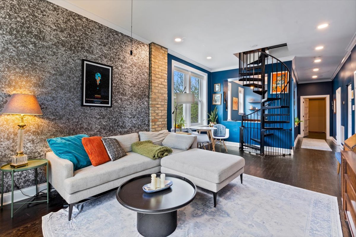 2328 N Oakley Avenue 3E