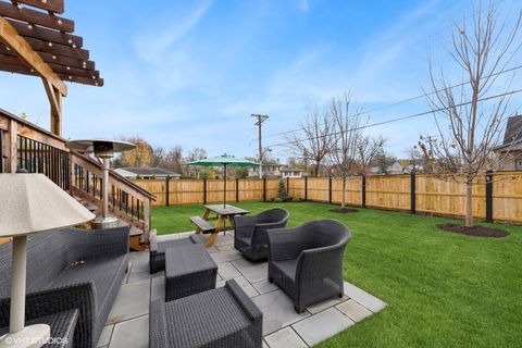 Tiny photo for 2411 Woodlawn Road, Northbrook, IL 60062 (MLS # 12373997)
