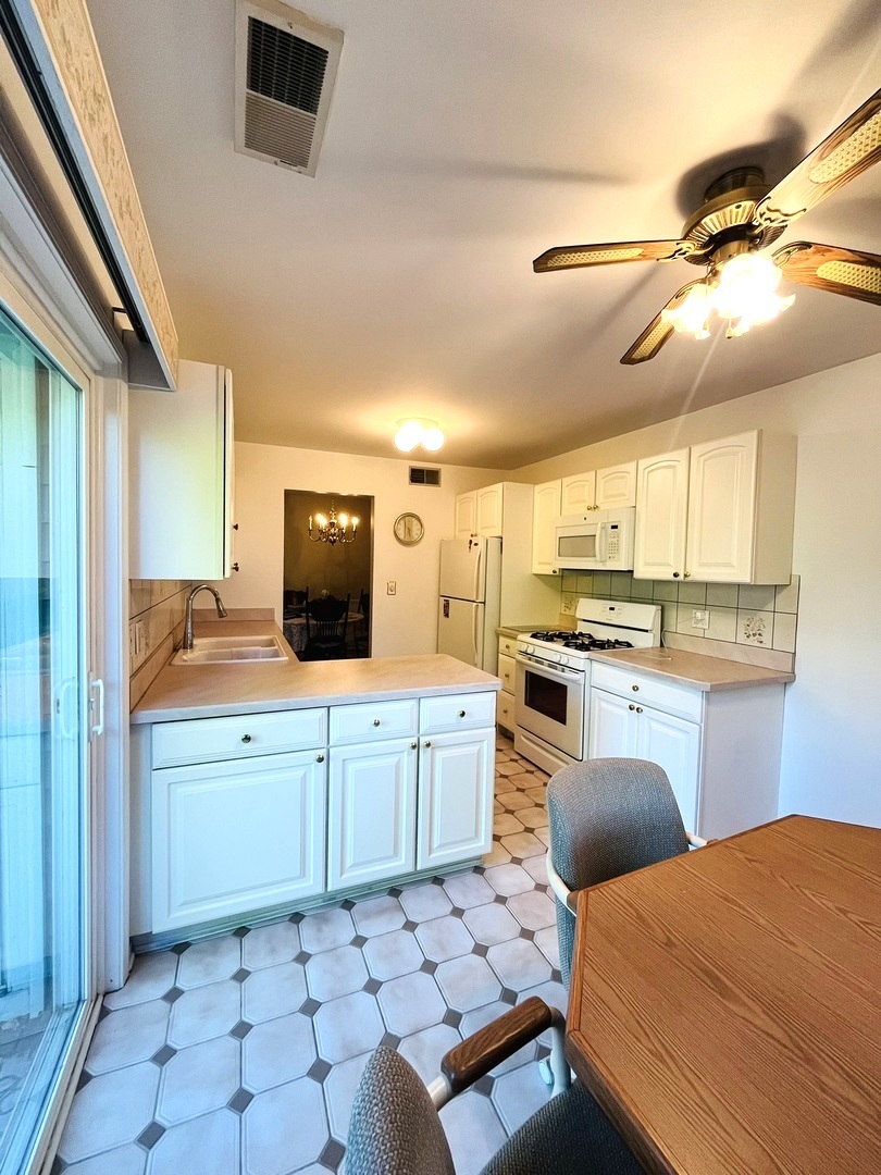 27 Exeter Court 202A