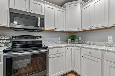 Tiny photo for 220 E Franklin Street #204, Eldridge, IA 52748 (MLS # 12712437)