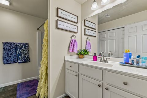 Tiny photo for 220 E Franklin Street #204, Eldridge, IA 52748 (MLS # 12712437)