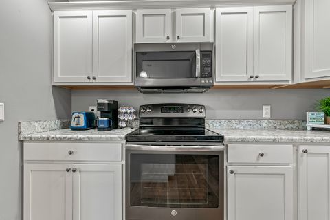 Tiny photo for 220 E Franklin Street #204, Eldridge, IA 52748 (MLS # 12712437)