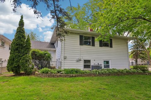 Tiny photo for 207 N Idlewild Avenue, Mundelein, IL 60060 (MLS # 12644437)