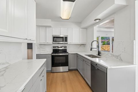 Tiny photo for 207 N Idlewild Avenue, Mundelein, IL 60060 (MLS # 12644437)