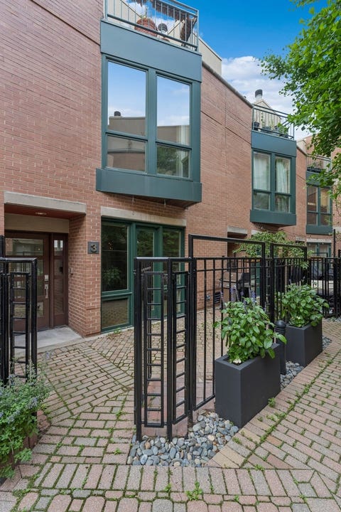 Tiny photo for 2910 N Commonwealth Avenue #3, Chicago, IL 60657 (MLS # 12724946)