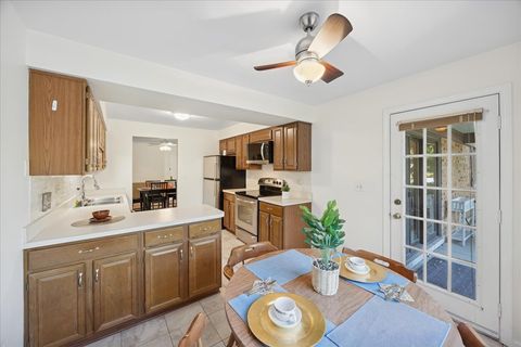 Tiny photo for 519 Banyon Lane #A, La Grange, IL 60525 (MLS # 12501971)