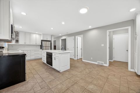 Tiny photo for 936 Hawthorne Drive, Crystal Lake, IL 60014 (MLS # 12572674)