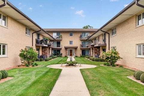 Photo of 6150 S Kensington Avenue #101c, Countryside, IL 60525 (MLS # 12762884)