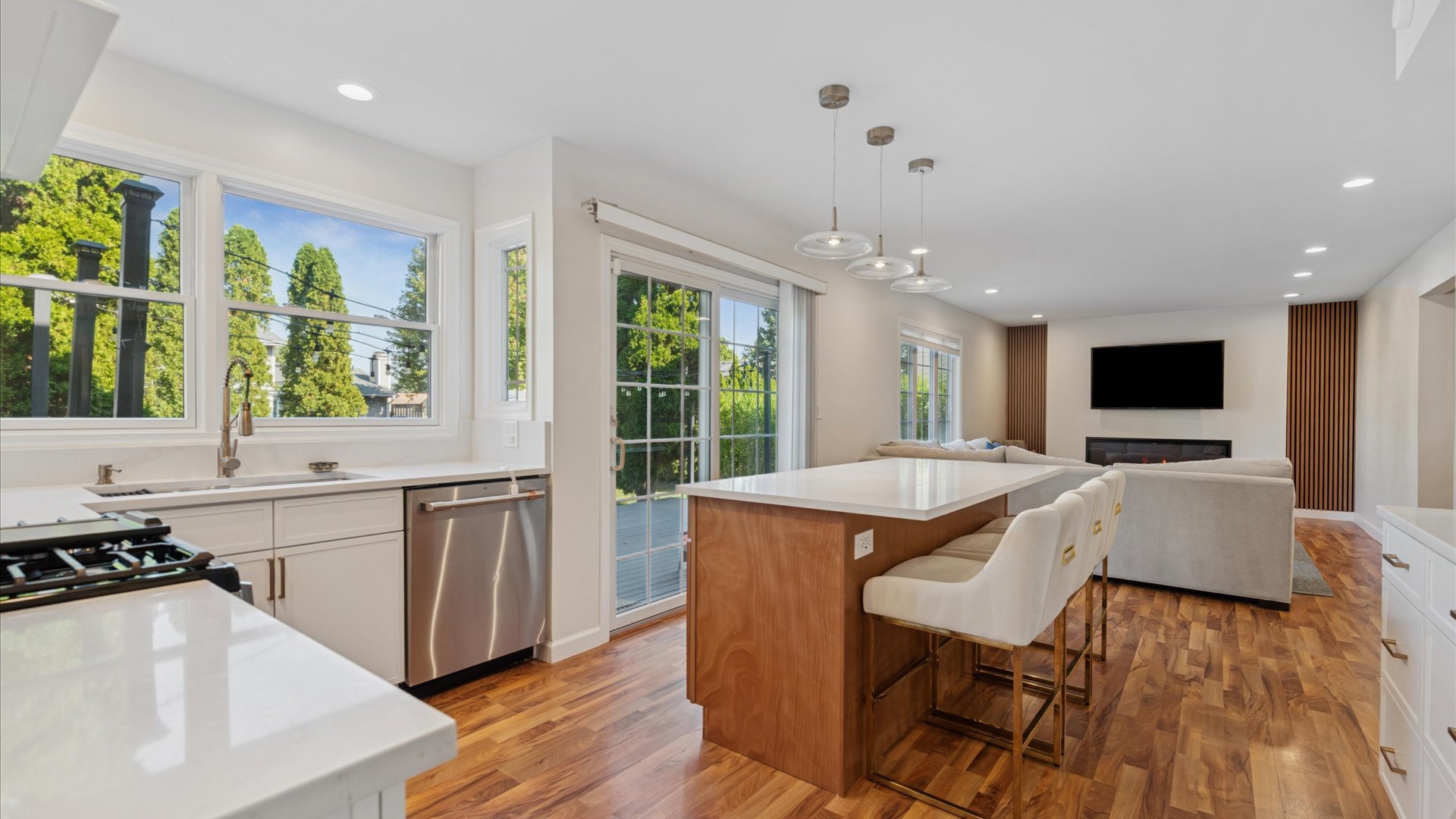 1810 Hawk Lane