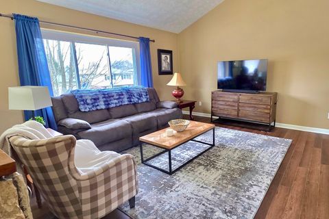 Tiny photo for 5 Pembrook Circle, Bloomington, IL 61704 (MLS # 12547299)