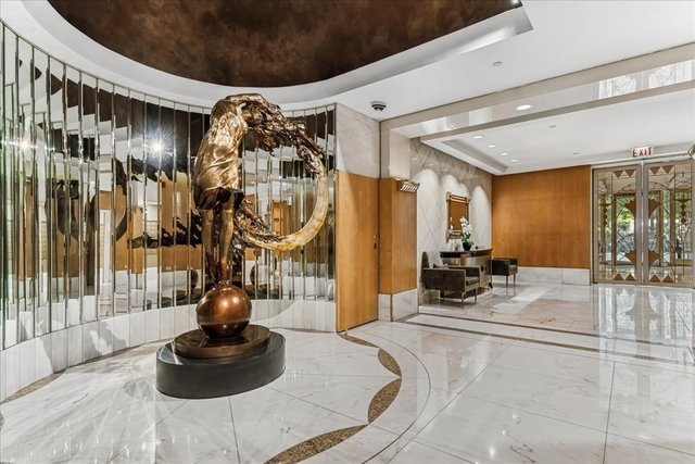 111 E Chestnut Street 20B