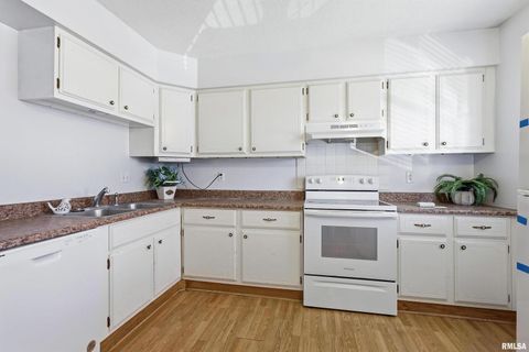 Tiny photo for 2846 MAGNOLIA Drive, Bettendorf, IA 52722 (MLS # QC4269430)