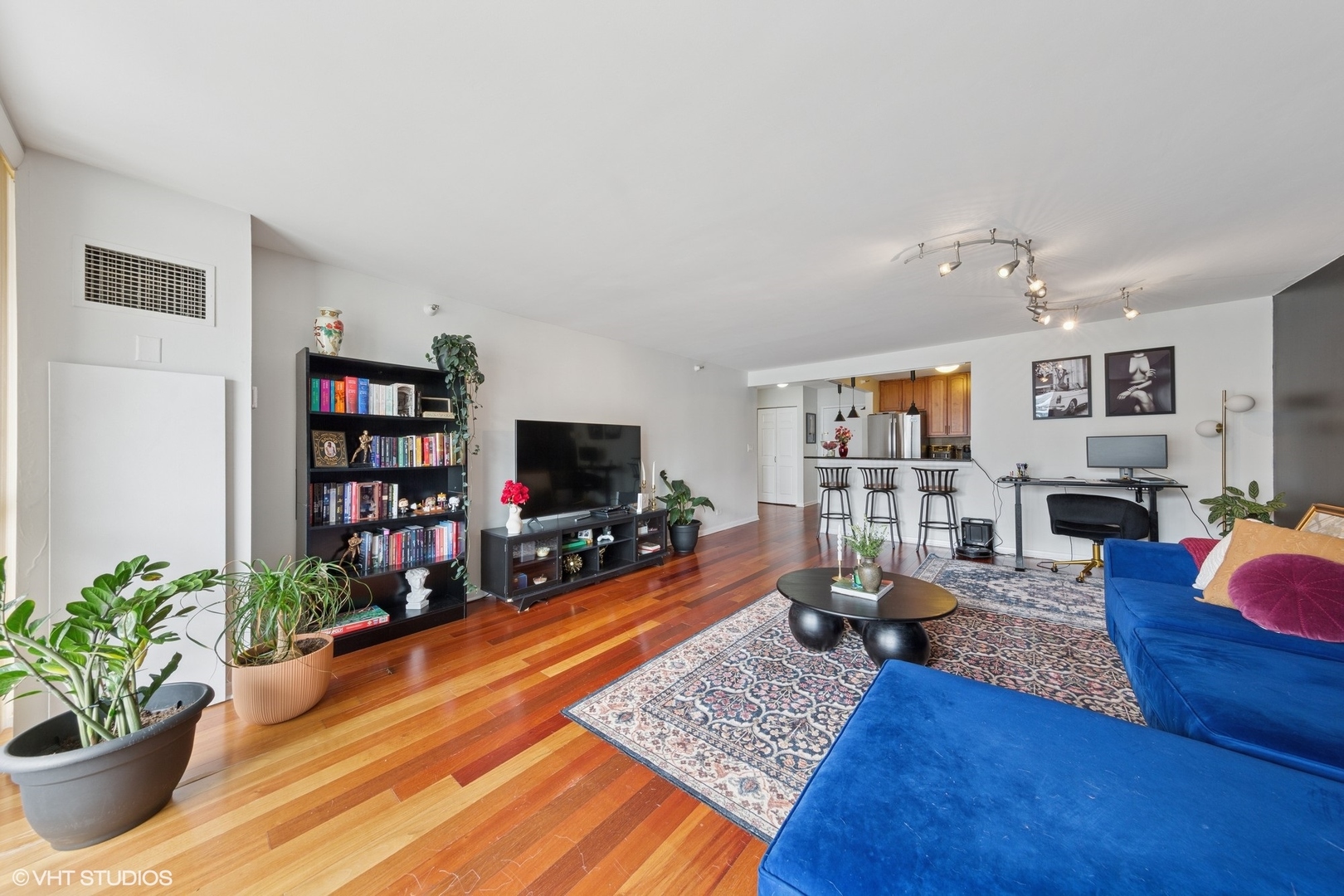 10 E ONTARIO Street 2903