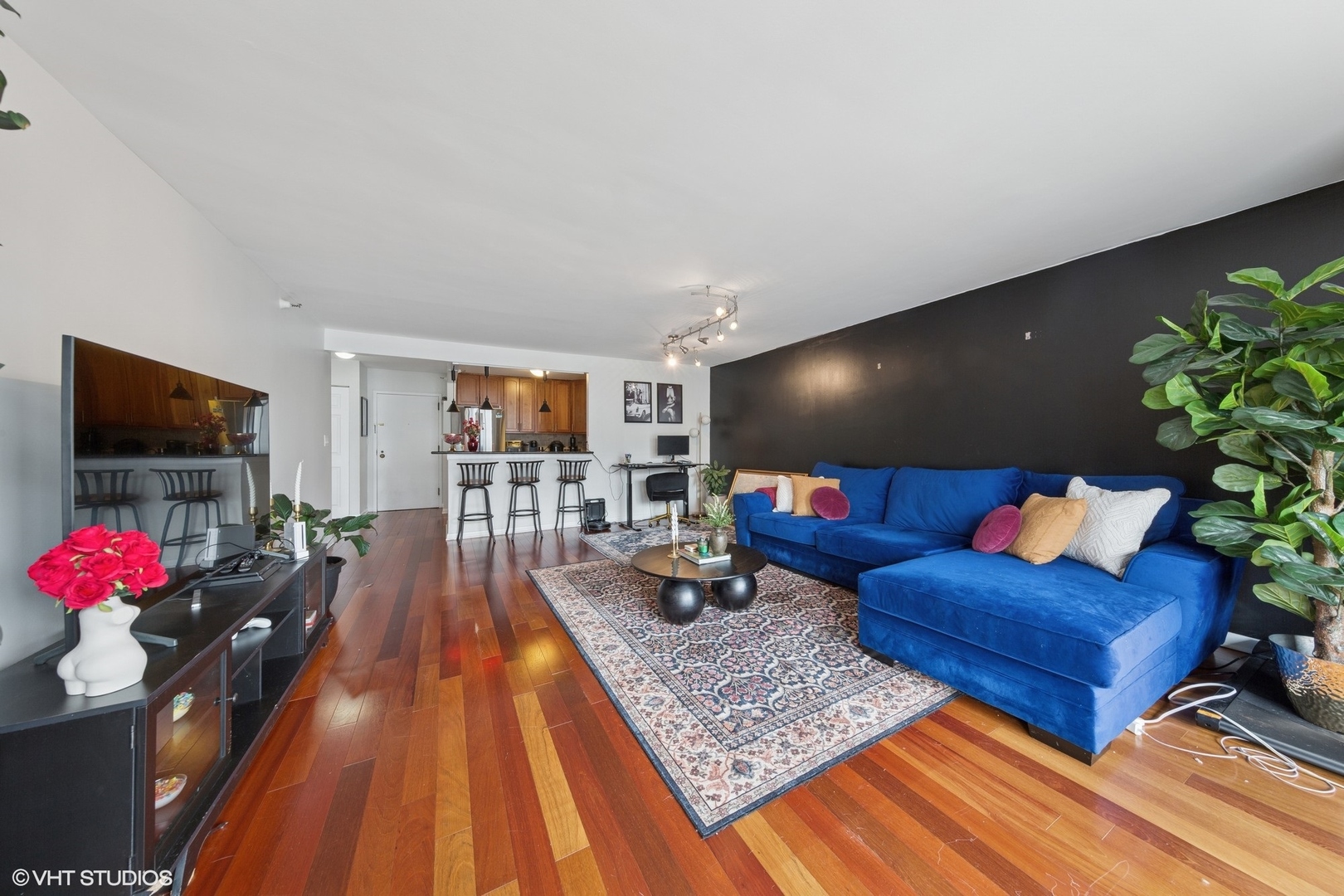 10 E ONTARIO Street 2903