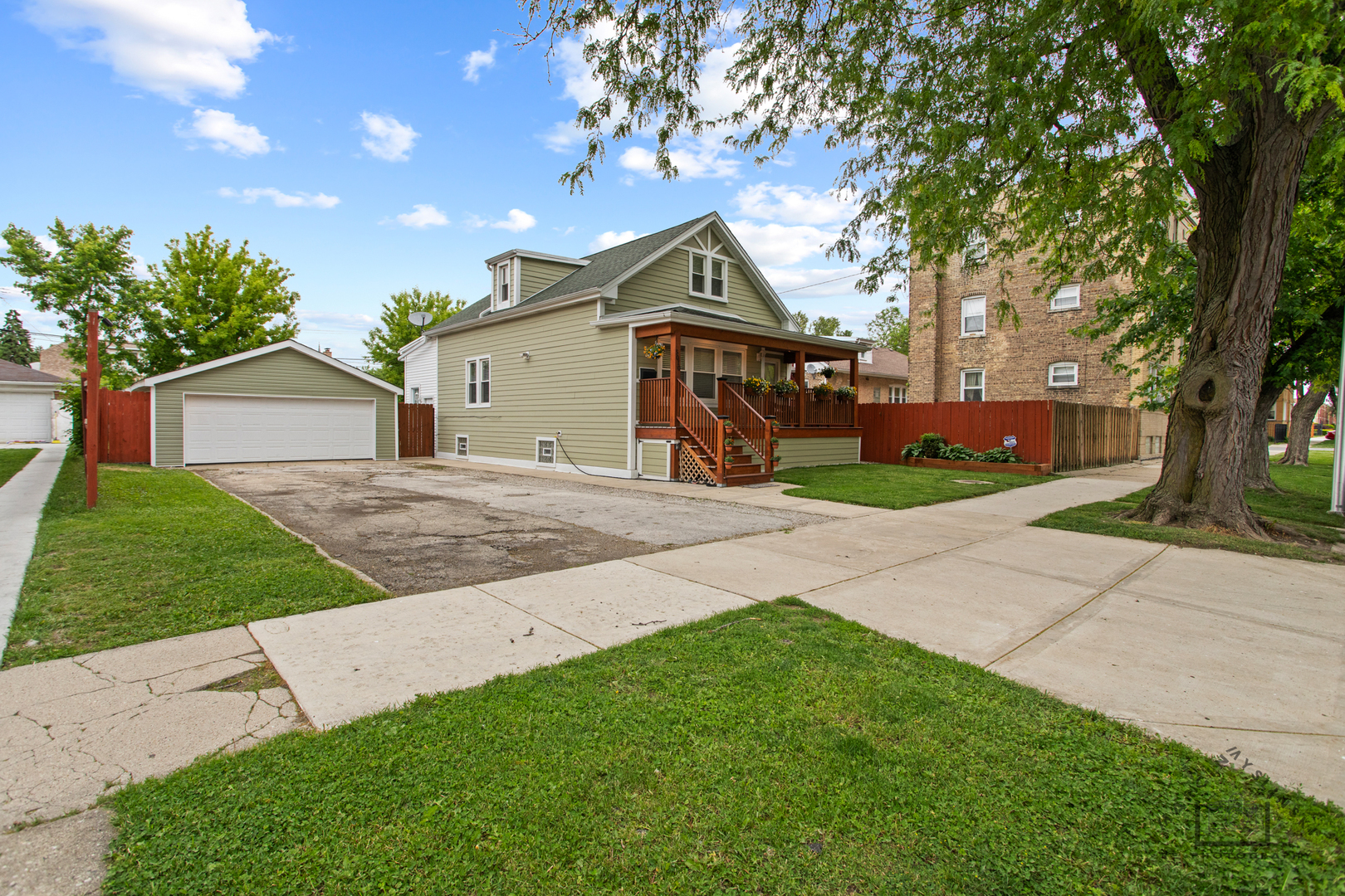 5010 W Newport Avenue
