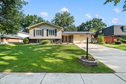 Photo of 18W076 71st Street, Darien, IL 60561 (MLS # 12745124)