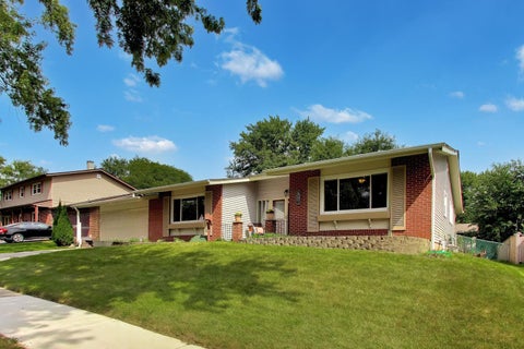 Tiny photo for 6001 Ross Drive, Woodridge, IL 60517 (MLS # 12768875)