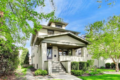 Photo of 820 N Grove Avenue, Oak Park, IL 60302 (MLS # 12617122)