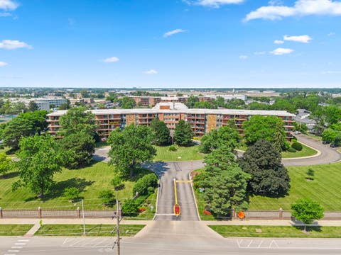 Tiny photo for 16 E Old Willow Road #424S, Prospect Heights, IL 60070 (MLS # 12665071)