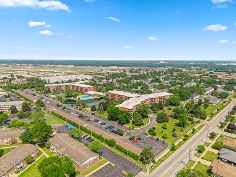 Tiny photo for 16 E Old Willow Road #424S, Prospect Heights, IL 60070 (MLS # 12665071)