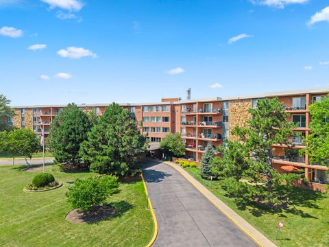 Tiny photo for 16 E Old Willow Road #424S, Prospect Heights, IL 60070 (MLS # 12665071)