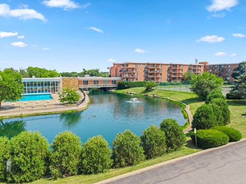 Tiny photo for 16 E Old Willow Road #424S, Prospect Heights, IL 60070 (MLS # 12665071)