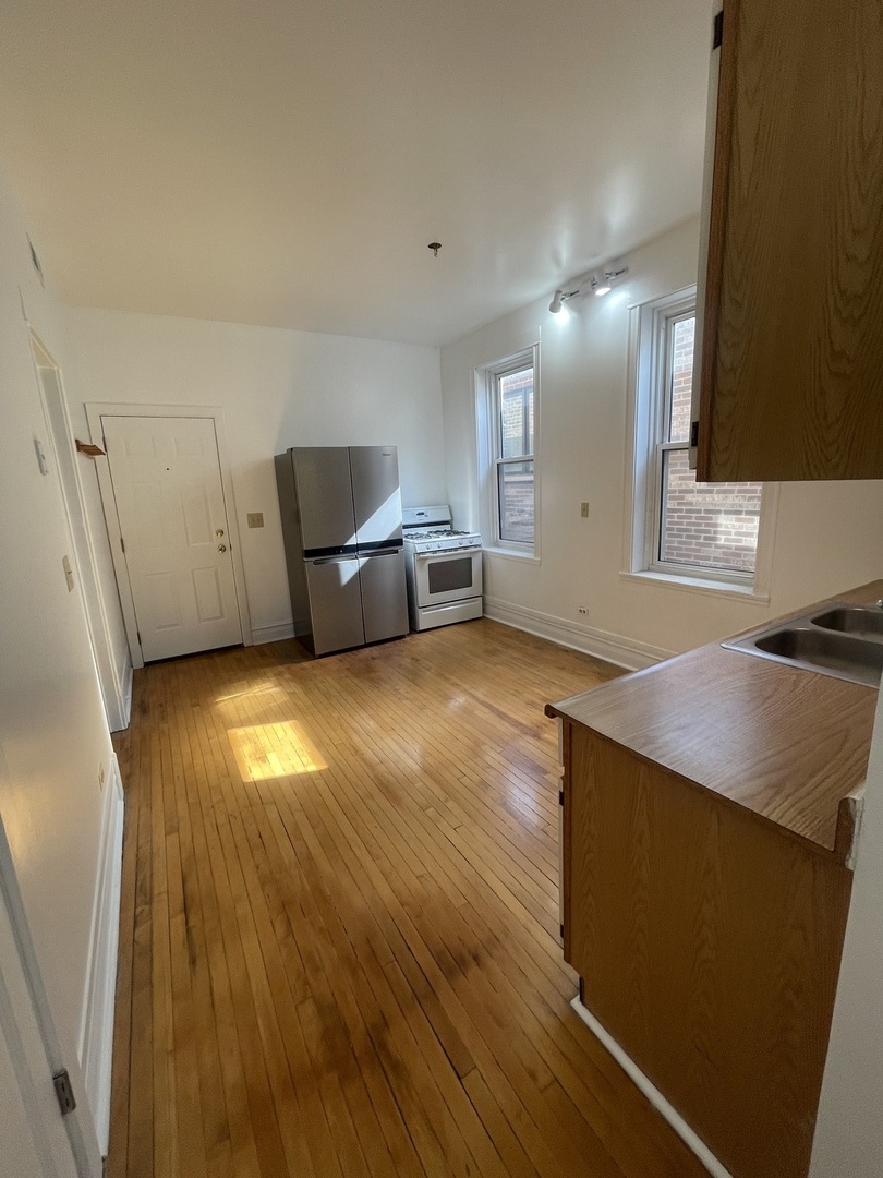 Chicago, Illinois 60608, United States, 2 Bedrooms Bedrooms, ,1 BathroomBathrooms,Residential,Active,225416