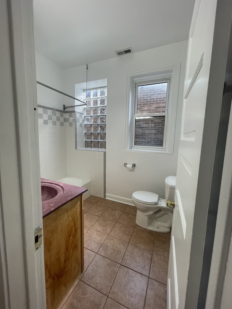 Chicago, Illinois 60608, United States, 2 Bedrooms Bedrooms, ,1 BathroomBathrooms,Residential,Active,225416
