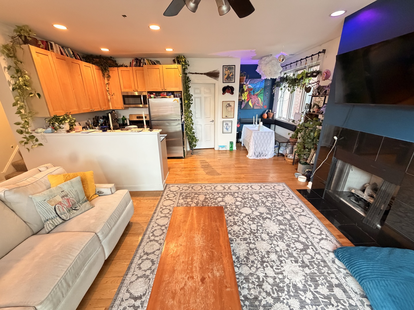 842 N Racine Avenue 202