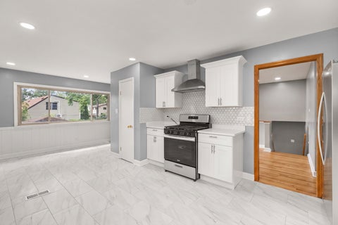 Tiny photo for 501 Lafayette Lane, Hoffman Estates, IL 60169 (MLS # 12715771)