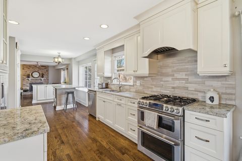 Tiny photo for 910 S 4th Avenue, Libertyville, IL 60048 (MLS # 12582703)