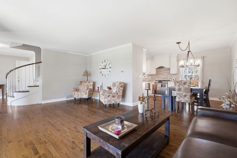 Tiny photo for 910 S 4th Avenue, Libertyville, IL 60048 (MLS # 12582703)