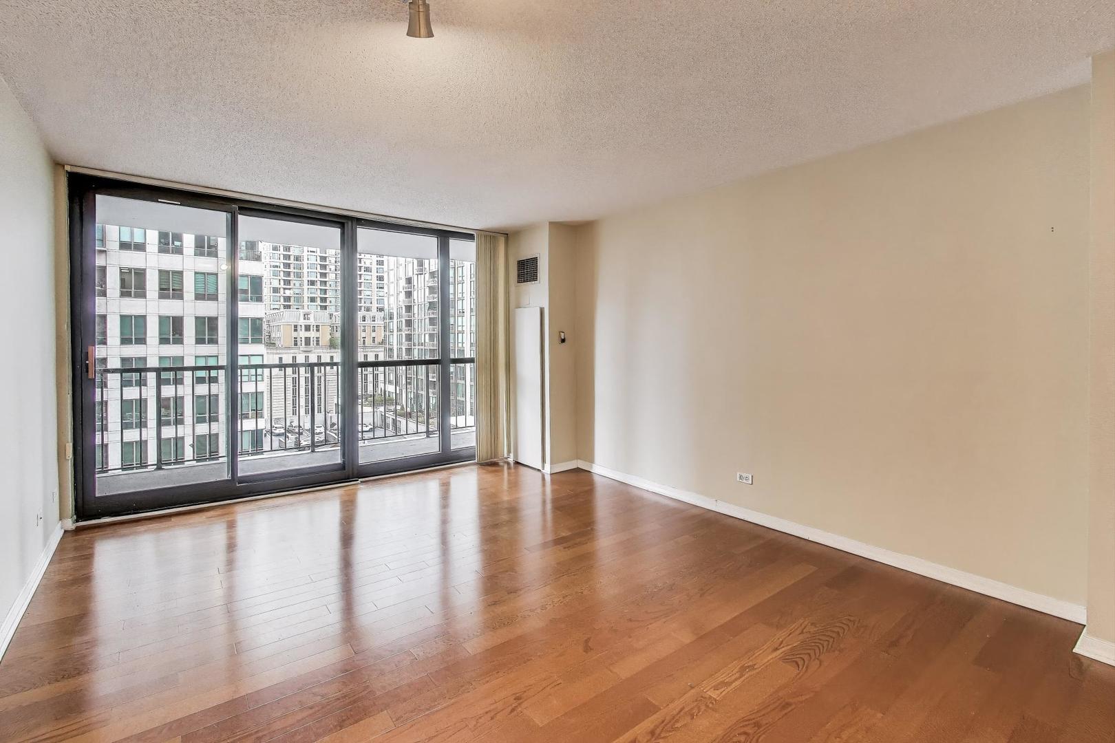 10 E ONTARIO Street 1110