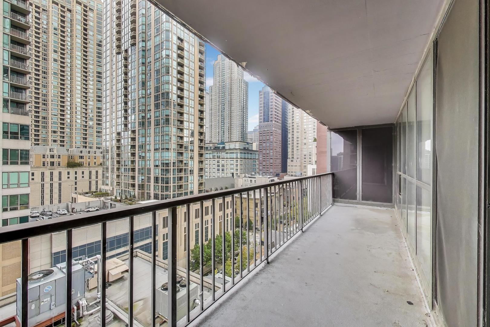 10 E ONTARIO Street 1110