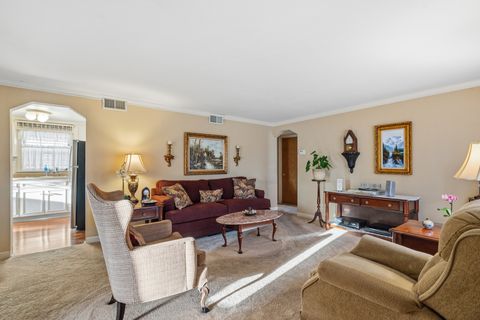 Tiny photo for 1010 W Elm Street, Arlington Heights, IL 60004 (MLS # 12598432)