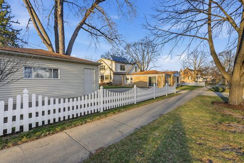 Tiny photo for 1010 W Elm Street, Arlington Heights, IL 60004 (MLS # 12598432)