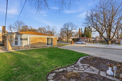 Tiny photo for 1010 W Elm Street, Arlington Heights, IL 60004 (MLS # 12598432)