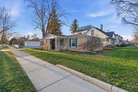 Tiny photo for 1010 W Elm Street, Arlington Heights, IL 60004 (MLS # 12598432)